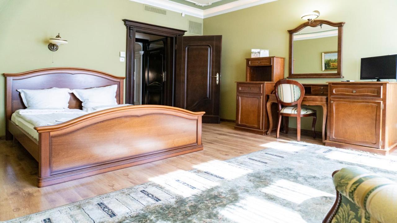 Hotel "Dworek Lesniczowka" Wodzisław Śląski Εξωτερικό φωτογραφία