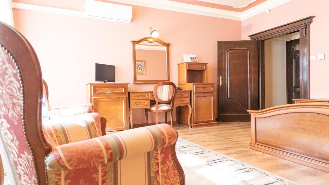 Hotel "Dworek Lesniczowka" Wodzisław Śląski Εξωτερικό φωτογραφία